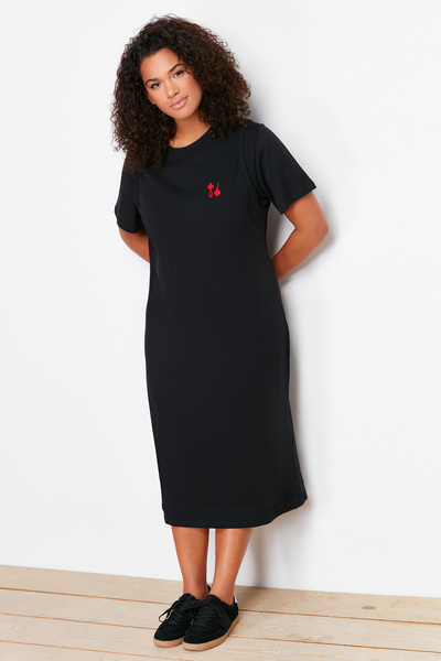 Trendyol Curve Pletené Maxi černé vyšívané tričkové šaty – 100% bavlna TBBSS24AH00084