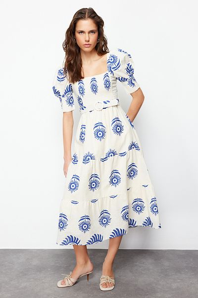 Trendyol Collection Blau gemustertes Midikleid aus Leinenoptik mit quadratischem Ausschnitt und Gürtel TWOSS24EL00779