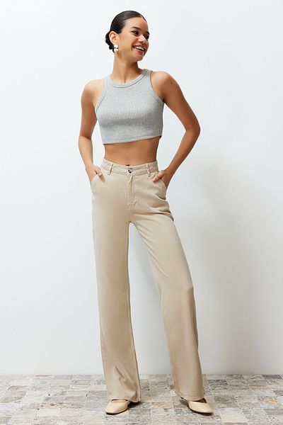 Trendyol Collection Beigefarbenes 100 % Zinn ™   Jeans mit niedrigem Bund und weitem Bein – TWOSS23JE00219