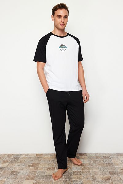 Trendyol Collection Schwarz-weiß bedrucktes Pyjama-Set mit Raglanärmeln und normaler Passform TMNSS24PT00014