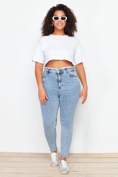 Trendyol Curve Hellblaue, dehnbare Skinny-Jeans mit Quastendetails TBSSS24CJ00033