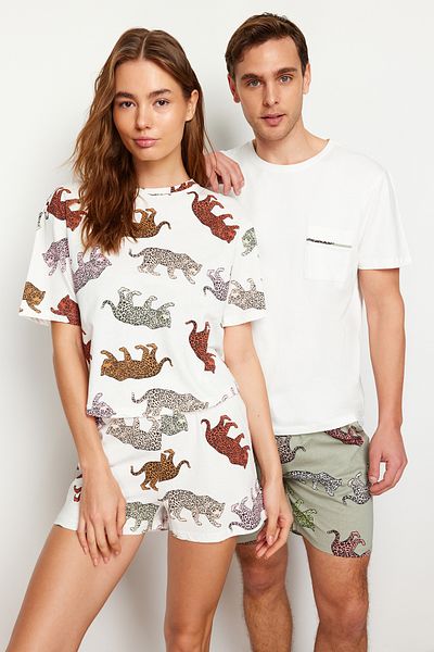 Trendyol Collection Ecru Regular Fit Animal Patterned Couple/Double Knitted Shorts Herren-Pyjama-Set TMNSS24PT00015