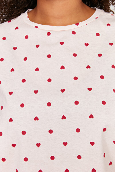 Trendyol Curve Světle růžová sada pleteného pyžama se vzorem srdce TBBSS24AI00025