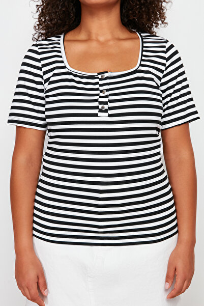 Trendyol Curve Λεπτομερής εφαρμοστή μπλούζα με ασπρόμαυρη ριγέ κουμπιά TBBSS24AF00023