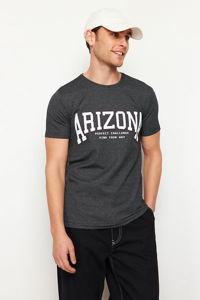 Trendyol Collection Μαύρο T-Shirt με τυπωμένο κείμενο - κανονική κοπή TMNSS24TS00199