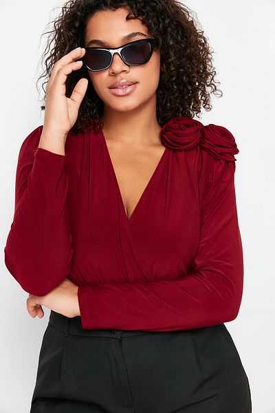 Trendyol Curve Weinroter zweireihiger Body mit Kragen und Accessoires TBSSS24AF00080