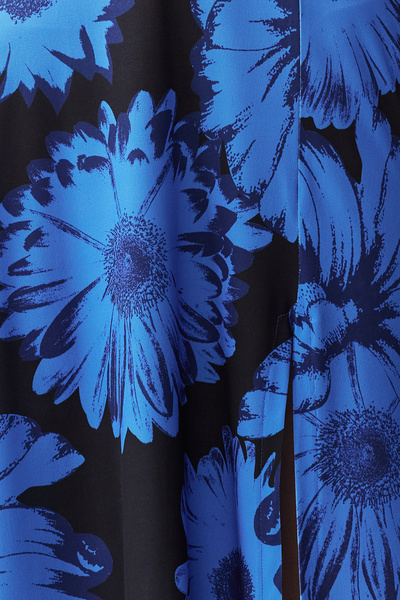 Trendyol Collection Kék mintás összegyűjtött duplasoros V-nyakú, rugalmas kötött midi ruha TWOSS24EL00675