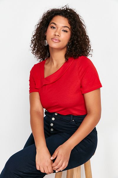 Trendyol Curve Rote Strickbluse mit asymmetrischem Kragen TBBSS24AF00077
