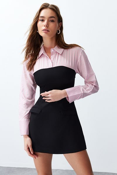 Trendyol Collection Rosa, schlichtes, trägerloses, detailreiches Finike Mini-Hemdkleid aus Webstoff mit Bodycone-Muster TWOSS24EL00751