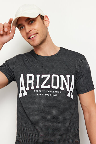 Trendyol Collection Μαύρο T-Shirt με τυπωμένο κείμενο - κανονική κοπή TMNSS24TS00199