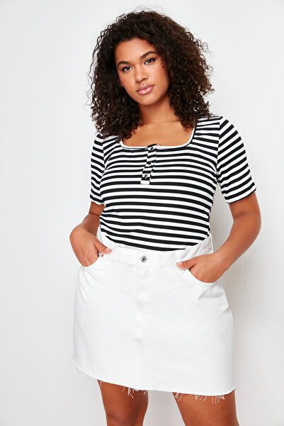Trendyol Curve Λεπτομερής εφαρμοστή μπλούζα με ασπρόμαυρη ριγέ κουμπιά TBBSS24AF00023