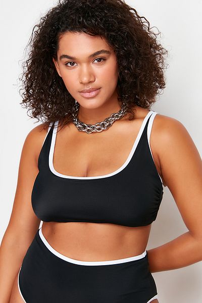 Trendyol Curve Schwarzes, kontrastierendes, detailliertes Bralette-Bikinioberteil in Übergröße TBBSS24CT00008