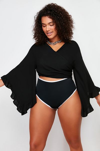 Trendyol Curve Schwarze Strandkleidung mit kurzen Ärmeln, Rüschen, Volants, zweireihigem Ausschnitt, Übergrößenbluse TBBSS24AF00071