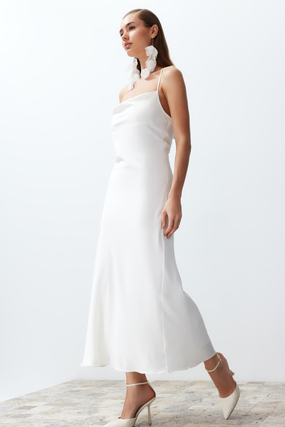 Trendyol Collection Bílé saténové večerní šaty - Svatební a svatební stylové šaty TPRSS24EL00002