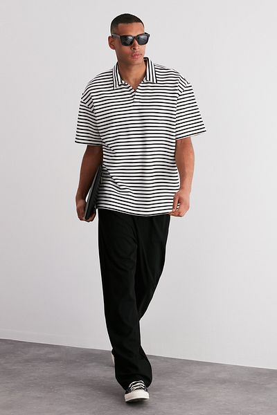 Trendyol Collection Ecrufarbenes, gestreiftes Oversize-T-Shirt mit Rollkragen – Limitierte Auflage TMNSS24PO00021