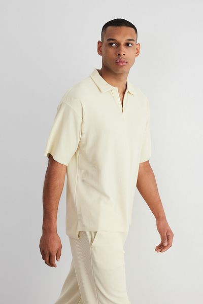Trendyol Collection Ecrufarbenes T-Shirt mit Ottoman-Polokragen – knitterfrei, weite Passform, limitierte Auflage TMNSS23PO00020