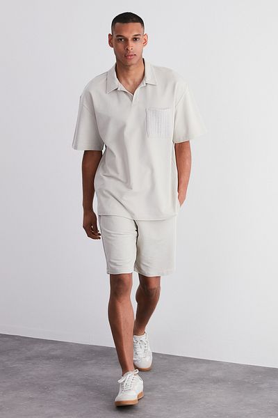 Trendyol Collection Steinfarbenes Oversize-/Weitschnitt-T-Shirt mit Polokragen und Strickoptik in limitierter Auflage mit Taschendetail TMNSS24PO00024