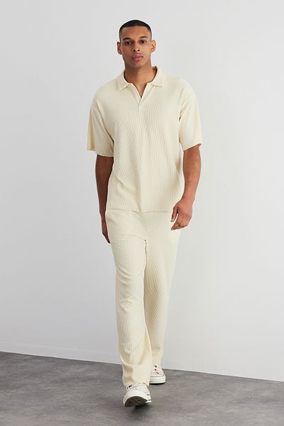 Trendyol Collection Ecrufarbenes T-Shirt mit Ottoman-Polokragen – knitterfrei, weite Passform, limitierte Auflage TMNSS23PO00020