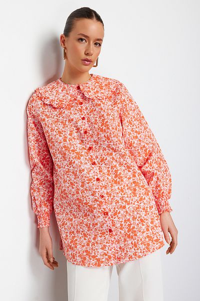 Trendyol Modest Rotes Hemd mit gewebtem, knusprigem Blumenmuster und Babykragen TCTSS23TG00029