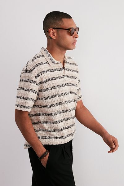 Trendyol Collection Ecru Oversize/Wide Cut Off-Shoulder Limited Edition T-Shirt mit gestreiftem Polokragen TMNSS24PO00023