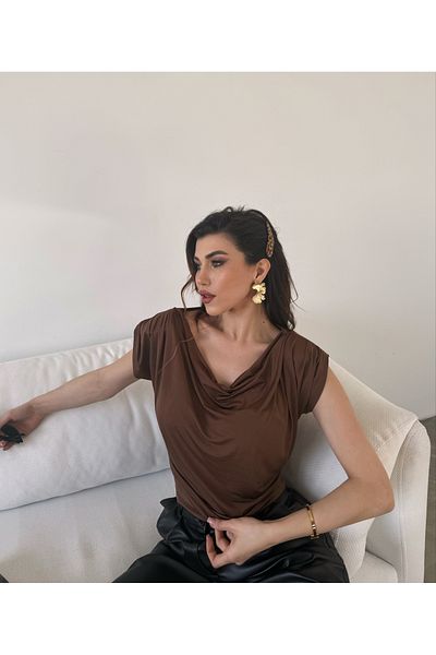Fav Style Γυναικεία μπλούζα με λαιμόκοψη με επένδυση σε καφέ χρώμα