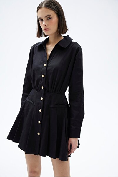 Muun MİNİ GÖMLEK YAKA METAL DÜĞME DETAYLI PİLELİ SİYAH MİNİ ELBİSE