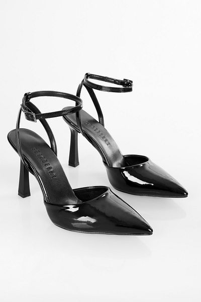 Shoeberry Martini Stilettos für Damen aus schwarzem Lackleder mit Knöchelriemen und Gürtel