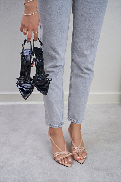 NİŞANTAŞI SHOES Collie bézs lakkbőr masni részletes bokakötéses női sarkú szandál