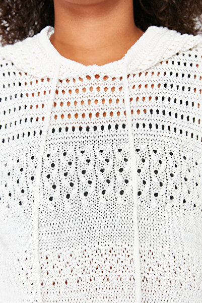 Trendyol Curve Krémszínű áttört kapucnis kötöttáru blúz TBBSS24AF00048