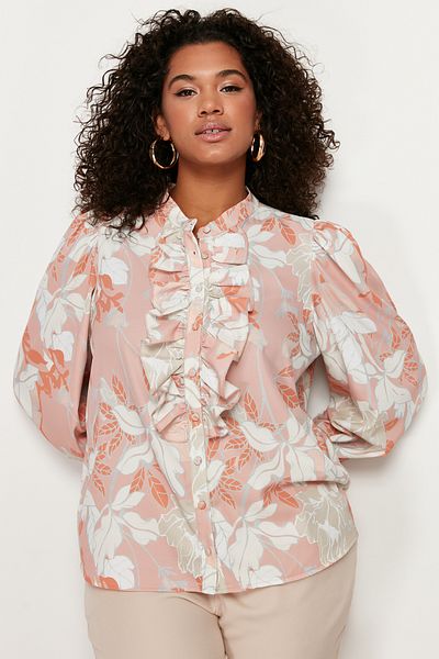 Trendyol Curve Orangefarbenes, gewebtes Chiffon-Hemd mit Blumenrüschen TBBSS24AX00004