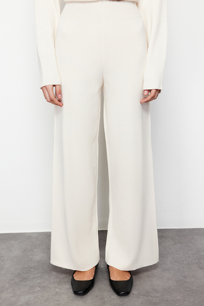 Trendyol Collection Ecru Comfortable Cut Basic Knitwear Top and Bottom Set TWOSS24AU00077