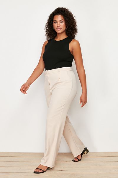 Trendyol Curve Gerade geschnittene Bundfaltenhose mit weitem Bein - TBBSS24AR00021