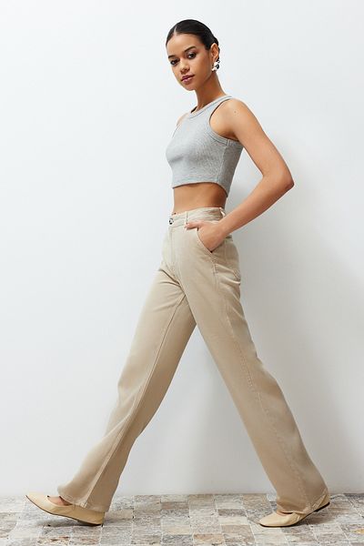Trendyol Collection Beigefarbenes 100 % Zinn ™   Jeans mit niedrigem Bund und weitem Bein – TWOSS23JE00219