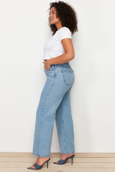 Trendyol Curve Hellblaue, weit geschnittene Jeans mit hoher Taille TBSSS24CJ00028