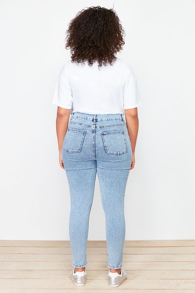 Trendyol Curve Hellblaue, dehnbare Skinny-Jeans mit Quastendetails TBSSS24CJ00033