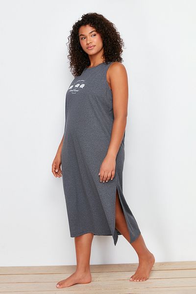 Trendyol Curve Anthrazitfarbenes bedrucktes Midi-Stricknachthemd TBBSS24CH00008