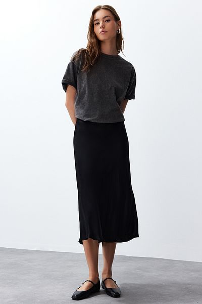 Trendyol Collection Saténová A-line černá midi sukně - TWOSS24ET00162