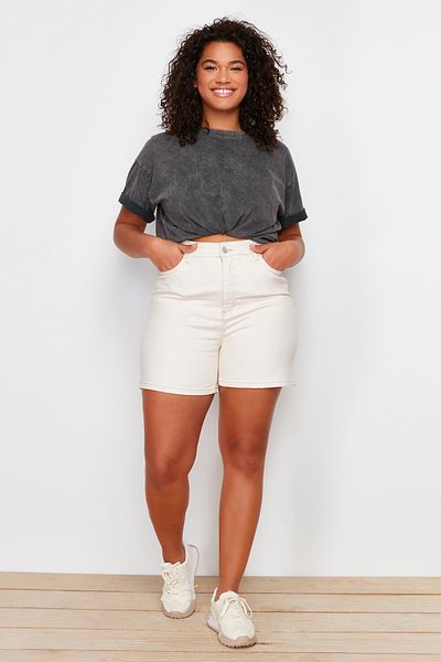 Trendyol Curve Ecru Mom rövidnadrág és Bermuda TBBSS24AP00025