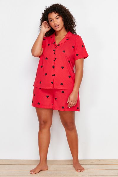 Trendyol Curve Gestricktes Pyjama-Set mit Hemdkragen und rotem Herzmuster TBBSS24AI00026