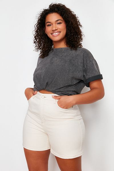Trendyol Curve Ecru Mom rövidnadrág és Bermuda TBBSS24AP00025