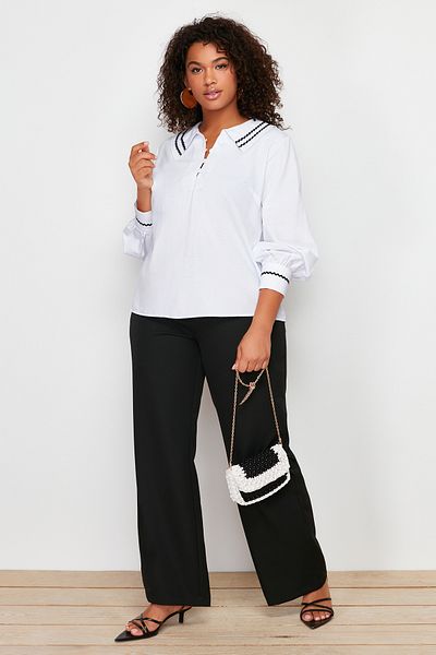 Trendyol Curve Weiße gewebte Bluse mit Kragendetail TBBSS24AF00074