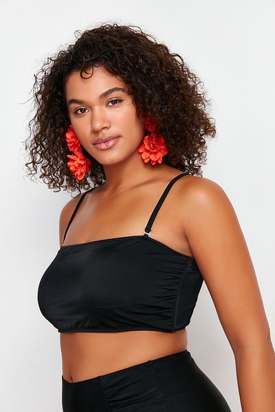 Trendyol Curve Schwarzes, trägerloses, übergroßes Bikinioberteil mit Seilträgern TBBSS23CT00013