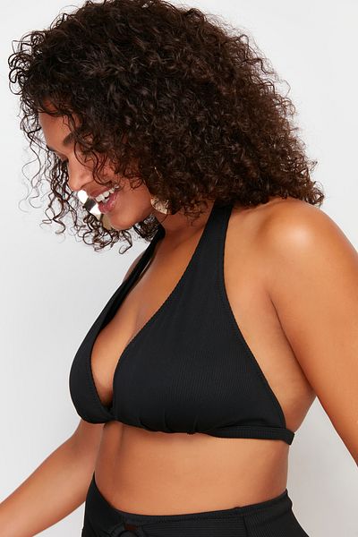 Trendyol Curve Schwarzes Bikinioberteil mit tiefem V-Ausschnitt und Neckholder-Detail TBBSS24CT00003