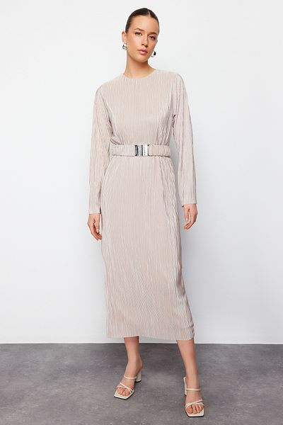 Trendyol Modest Goldenes Strickkleid – Gürtel und Plissee, TCTSS24EB00154