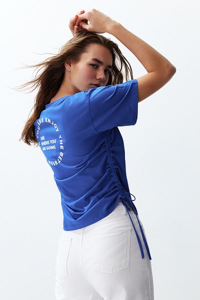 Trendyol Collection Saks Color Rundhals-Übergröße-Strick-T-Shirt – 100 % Baumwolle, Rückseite bedruckt, Kordelzug – Twoss23ts00150