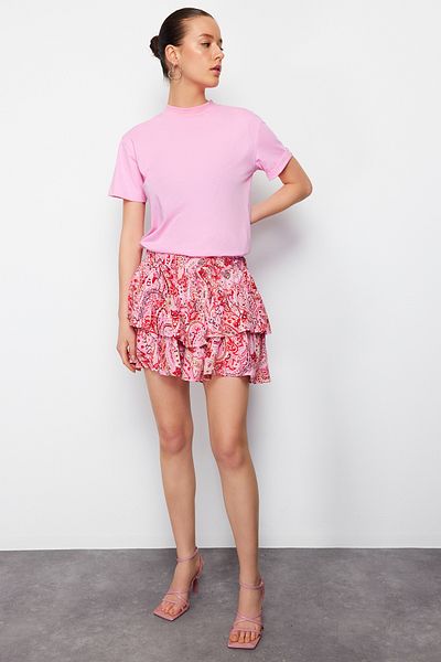 Trendyol Collection Rote Shorts mit Schalmuster und gerüschter Taille aus Gummi mit detaillierten Viskose-Webmustern TWOSS24SR00053
