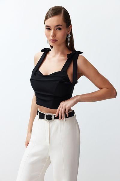 Trendyol Collection Schwarzes kurzes Bustier mit gewebtem Detail – Bindedetail TPRSS24BS00027