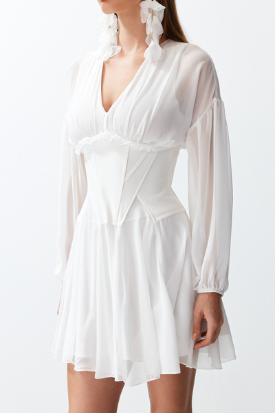 Trendyol Collection Biała gorsetowa, szczegółowa, krótka suknia wieczorowa o kroju A - TPRAW24EL00040