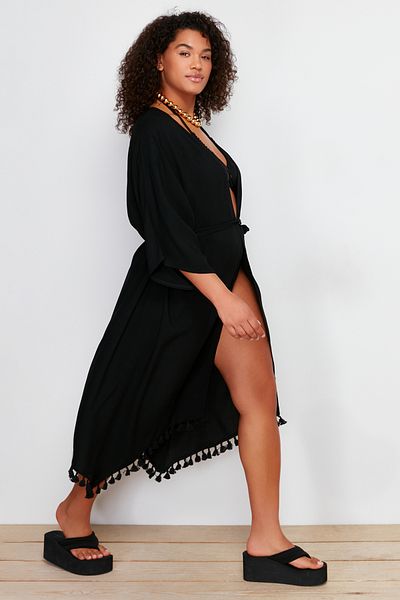 Trendyol Curve Plus-Size-Strandbekleidung aus schwarzem Viskose mit Quasten – Kimono und Kaftan TBBSS24DE00002
