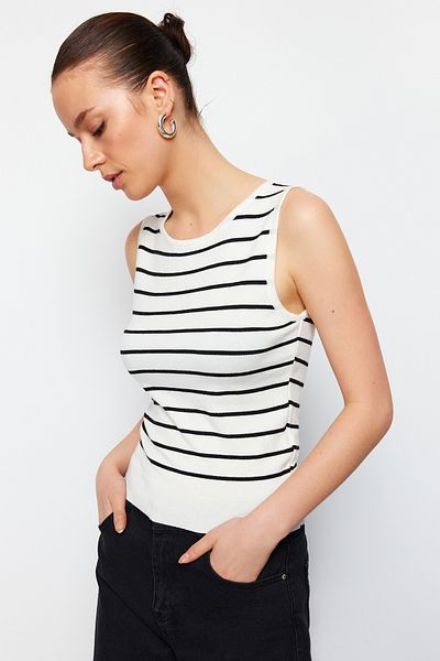 Trendyol Collection Ecru Premium-Garn/Spezialgarn, gestreifte Strickbluse mit Polokragen TWOSS24BZ00387